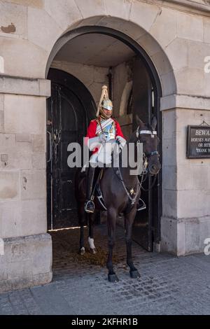 Ein berittene Rettungswache im Dienst in der Horse Guards-Kaserne in Whitehall, London, Großbritannien. Stockfoto