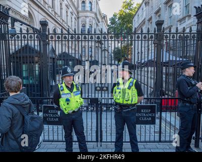 Die schwer bewachten Eingangstore zur Downing Street, dem Londoner Zuhause des britischen Premierministers Whitehall, London. Stockfoto