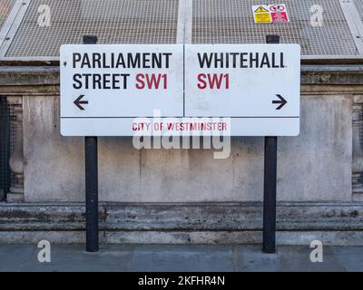 Eine Straße Hinweisschild der Kreuzung der Parliament Street und Whitehall, SW1, City of Westminster, London, UK. Stockfoto