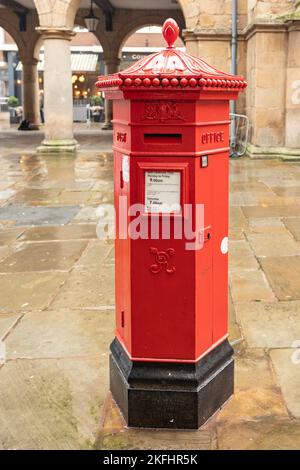 Shrewsbury Shropshire vereinigtes Königreich 20, Oktober 2022 Red Royal Mail Vintage viktorianischen Briefkasten, noch in der heutigen Zeit im Einsatz Stockfoto