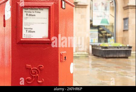 Shrewsbury Shropshire vereinigtes Königreich 20, Oktober 2022 Red Royal Mail Vintage viktorianischen Briefkasten, noch in der heutigen Zeit im Einsatz Stockfoto