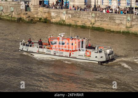 Ein Feuerrettungsboot der Londoner Feuerwehr „Fire Flash“ (Nr. 4769) auf der Themse in London, Großbritannien. Stockfoto