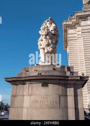 The South Bank Lion, eine Skulptur aus dem Jahr 1837 am Südufer der Westminster Bridge über die Themse in London, Großbritannien. Stockfoto