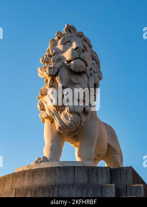 The South Bank Lion, eine Skulptur aus dem Jahr 1837 am Südufer der Westminster Bridge über die Themse in London, Großbritannien. Stockfoto