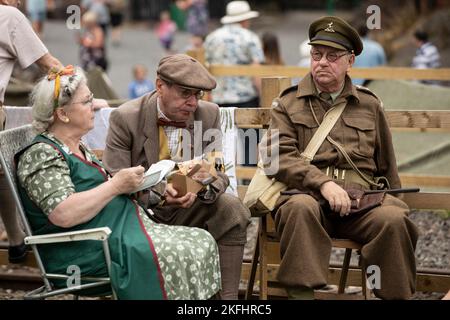 Dudley, West midlands vereinigtes Königreich 15. November 2021 Schauspieler, die einen Weltkrieg aus den 40er Jahren nachstellen, zwei Picknicks im Freien, Männer und Frauen in Kostümen aus der Zeit Stockfoto