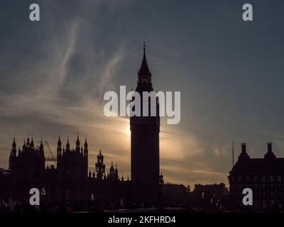 Elizabeth Tower oder Big Ben in Silouette, wenn die Sonne über London, England, untergeht. Stockfoto