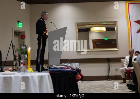 General Jay Bargeron, generalkommandant der US Marine Corps, 3D Marine Division, spricht beim bankett der marine Division Association 3D zum 80.-jährigen Bestehen der Division in San Diego, Kalifornien, am 17. September 2022. Die 3D Marine Division wurde am 16. September 1942 in Camp Elliot, San Diego, aktiviert und hat an Kampfhandlungen vom Zweiten Weltkrieg über Vietnam bis hin zum Irak und Afghanistan teilgenommen. Die derzeitigen Marineinfanatisten der 3D Marine Division bauen heute als wichtiger Teil der in der ersten Inselkette des Indo-Pazifik-Raums geltenden Stand-in-Kraft weiter auf diesem Vermächtnis auf. Stockfoto