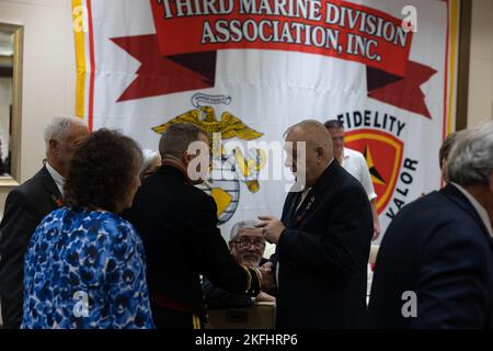 General Jay Bargeron, general der US Marine Corps, 3D Marine Division Commanding General, spricht mit Veteranen des „Fighting Third“ beim bankett der marine Division Association 3D zum 80.-jährigen Jubiläum der Division in San Diego, Kalifornien, am 17. September 2022. Die 3D Marine Division wurde am 16. September 1942 in Camp Elliot, San Diego, aktiviert und hat an Kampfhandlungen vom Zweiten Weltkrieg über Vietnam bis hin zum Irak und Afghanistan teilgenommen. Die derzeitigen Marineinfanteristen der 3D Marine Division bauen heute als wichtiger Teil der in der ersten Inselkette der Indo-Inseln geltenden Stand-in-Kraft weiter auf diesem Erbe auf Stockfoto