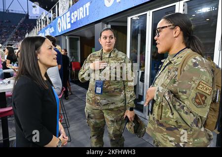 Die Unterstaatssekretärin der Luftwaffe Gina Ortiz Jones spricht mit den Fluglotsen, die während des Fußballspieles des Washington Spirit-Gotham FC in Washington, D.C., am 17. September 2022 einen Überflug des Hubschraubergeschwaders 1. koordinierten. Jones ließ die Münze zu Beginn des Spiels werfen. Washington gewann 2-0. Stockfoto