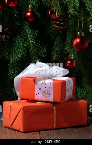 Weihnachtsgeschenk auf dem Hintergrund des Weihnachtsbaums aus der Nähe Stockfoto