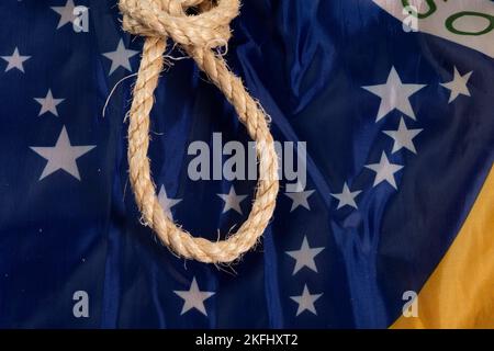 Seil mit einer Schlinge über die brasilianische Flagge, die die Sklaverei im Land symbolisiert Stockfoto