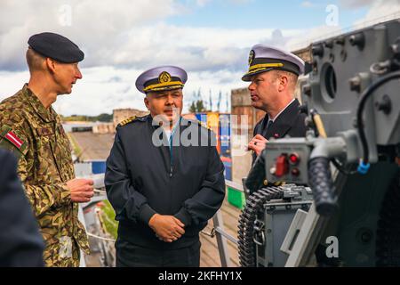 220917-N-GF955-1224 RIGA, Lettland (Sept 17, 2022) von links: Col. Didzis NESTRO, stellvertretender Leiter der Einsatzkräfte der lettischen Streitkräfte, Capt. Maris Polencs, Kommandeur der lettischen Marine, und U.S. Navy Cmdr. Aaron Arky, Kommandooffizier des Arleigh Burke-Klasse Lenkrakenzerstörers USS Paul Ignatius (DDG 117), spricht während einer Schiffsrundfahrt in Riga, Latvias, am 17. September 2022 über die Fähigkeiten von Waffensystemen an Bord. Paul Ignatius ist Teil der Kearsarge Amphibious Ready Group und hat 22. Marine Expeditionary Unit unter dem Kommando und der Kontrolle der Task Force 6 in Angriff genommen Stockfoto