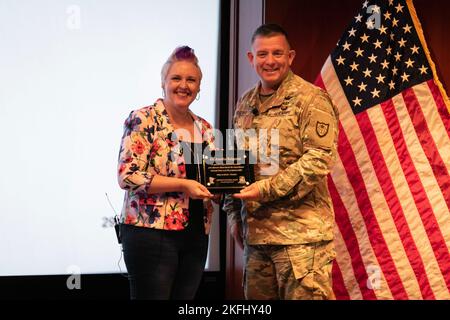 Das Minnesota National Guard Women's Leadership Forum 2022 wurde am 17. September 2022 am Hauptsitz von General Mills in Golden Valley abgehalten. Den ganzen Tag über nahmen Mitglieder der Minnesota National Guard an der beruflichen Entwicklung, Bildung und Mentorschaft Teil. „Eine Priorität für die Minnesota National Guard sind Partnerschaften“, sagte der Generalmajor Shawn Manke, Adjutant General der Minnesota National Guard. Die Unterstützung von „and General Mills“ zeigt unsere gemeinsame Partnerschaft und die Tiefe unserer gemeinsamen Partnerschaft und das gemeinsame Ziel von Vielfalt und Integration sowie den Wunsch, Frauen wirklich zu fördern.“ (Minnes Stockfoto