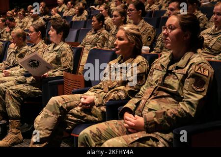 Das Minnesota National Guard Women's Leadership Forum 2022 wurde am 17. September 2022 am Hauptsitz von General Mills in Golden Valley abgehalten. Den ganzen Tag über nahmen Mitglieder der Minnesota National Guard an der beruflichen Entwicklung, Bildung und Mentorschaft Teil. „Eine Priorität für die Minnesota National Guard sind Partnerschaften“, sagte der Generalmajor Shawn Manke, Adjutant General der Minnesota National Guard. Die Unterstützung von „and General Mills“ zeigt unsere gemeinsame Partnerschaft und die Tiefe unserer gemeinsamen Partnerschaft und das gemeinsame Ziel von Vielfalt und Integration sowie den Wunsch, Frauen wirklich zu fördern.“ (Minnes Stockfoto