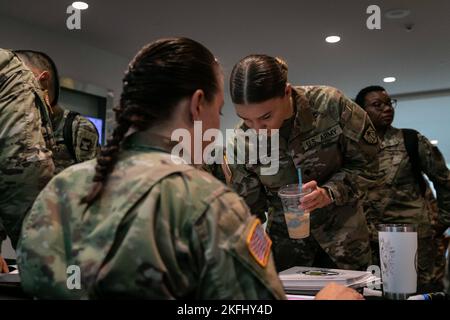 Das Minnesota National Guard Women's Leadership Forum 2022 wurde am 17. September 2022 am Hauptsitz von General Mills in Golden Valley abgehalten. Den ganzen Tag über nahmen Mitglieder der Minnesota National Guard an der beruflichen Entwicklung, Bildung und Mentorschaft Teil. „Eine Priorität für die Minnesota National Guard sind Partnerschaften“, sagte der Generalmajor Shawn Manke, Adjutant General der Minnesota National Guard. Die Unterstützung von „and General Mills“ zeigt unsere gemeinsame Partnerschaft und die Tiefe unserer gemeinsamen Partnerschaft und das gemeinsame Ziel von Vielfalt und Integration sowie den Wunsch, Frauen wirklich zu fördern.“ (Minnes Stockfoto