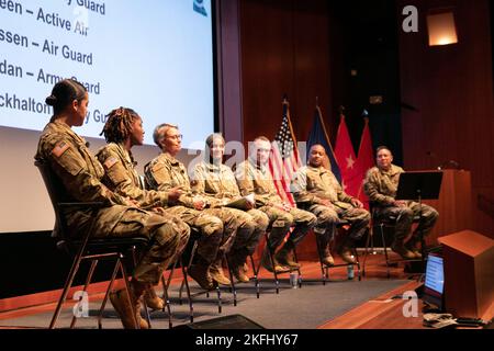 Das Minnesota National Guard Women's Leadership Forum 2022 wurde am 17. September 2022 am Hauptsitz von General Mills in Golden Valley abgehalten. Den ganzen Tag über nahmen Mitglieder der Minnesota National Guard an der beruflichen Entwicklung, Bildung und Mentorschaft Teil. „Eine Priorität für die Minnesota National Guard sind Partnerschaften“, sagte der Generalmajor Shawn Manke, Adjutant General der Minnesota National Guard. Die Unterstützung von „and General Mills“ zeigt unsere gemeinsame Partnerschaft und die Tiefe unserer gemeinsamen Partnerschaft und das gemeinsame Ziel von Vielfalt und Integration sowie den Wunsch, Frauen wirklich zu fördern.“ (Minnes Stockfoto