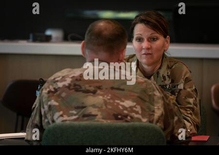 Das Minnesota National Guard Women's Leadership Forum 2022 wurde am 17. September 2022 am Hauptsitz von General Mills in Golden Valley abgehalten. Den ganzen Tag über nahmen Mitglieder der Minnesota National Guard an der beruflichen Entwicklung, Bildung und Mentorschaft Teil. „Eine Priorität für die Minnesota National Guard sind Partnerschaften“, sagte der Generalmajor Shawn Manke, Adjutant General der Minnesota National Guard. Die Unterstützung von „and General Mills“ zeigt unsere gemeinsame Partnerschaft und die Tiefe unserer gemeinsamen Partnerschaft und das gemeinsame Ziel von Vielfalt und Integration sowie den Wunsch, Frauen wirklich zu fördern.“ (Minnes Stockfoto