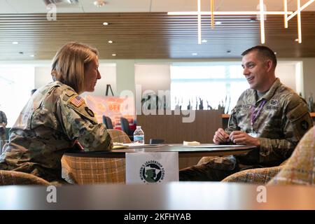 Das Minnesota National Guard Women's Leadership Forum 2022 wurde am 17. September 2022 am Hauptsitz von General Mills in Golden Valley abgehalten. Den ganzen Tag über nahmen Mitglieder der Minnesota National Guard an der beruflichen Entwicklung, Bildung und Mentorschaft Teil. „Eine Priorität für die Minnesota National Guard sind Partnerschaften“, sagte der Generalmajor Shawn Manke, Adjutant General der Minnesota National Guard. Die Unterstützung von „and General Mills“ zeigt unsere gemeinsame Partnerschaft und die Tiefe unserer gemeinsamen Partnerschaft und das gemeinsame Ziel von Vielfalt und Integration sowie den Wunsch, Frauen wirklich zu fördern.“ (Minnes Stockfoto