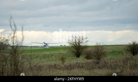 Britische Armee AgustaWestland AW159 Wildcat AH1 Hubschrauber fliegen tief über die offene Landschaft Stockfoto