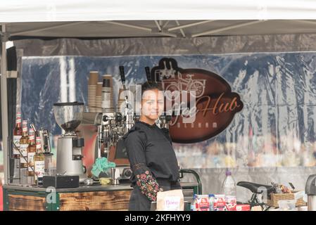 Aufgenommen beim Rochdale Feelgood Festival in Rochdale Greater Manchester am 18. August 2018. Eine Dame serviert Kaffee. Ich schaue in die Kamera. Stockfoto