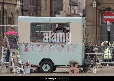 Aufgenommen beim Rochdale Feelgood Festival in Rochdale Greater Manchester am 18. August 2018. Eiswagen mit einer Dame, die Eiscreme servieren will. Stockfoto