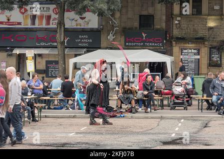 Aufgenommen beim Rochdale Feelgood Festival in Rochdale Greater Manchester am 18. August 2018. Straßenkünstler, die vor den Massen auftreten. Stockfoto