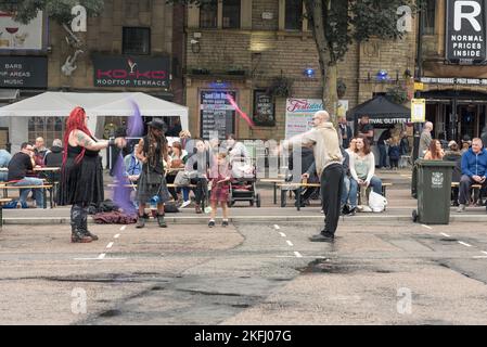 Aufgenommen beim Rochdale Feelgood Festival in Rochdale Greater Manchester am 18. August 2018. Straßenkünstler, die vor den Massen auftreten. Stockfoto