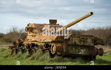 Ein verlassene rostende britische Panzerwrack aus dem Jahr FV4201 Chieftain in der Nachmittagssonne Stockfoto