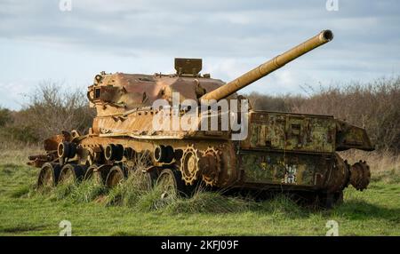 Ein verlassene rostende britische Panzerwrack aus dem Jahr FV4201 Chieftain in der Nachmittagssonne Stockfoto