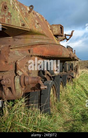 Ein verlassene rostende britische Panzerwrack aus dem Jahr FV4201 Chieftain in der Nachmittagssonne Stockfoto