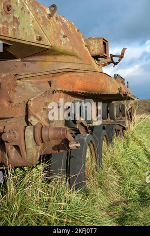 Ein verlassene rostende britische Panzerwrack aus dem Jahr FV4201 Chieftain in der Nachmittagssonne Stockfoto