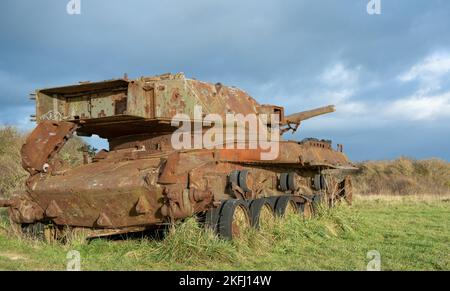 Ein verlassene rostende britische Panzerwrack aus dem Jahr FV4201 Chieftain in der Nachmittagssonne Stockfoto