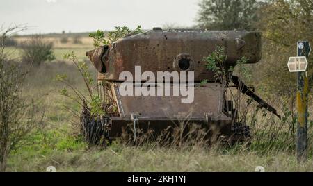 Rost überzogene Karkasse eines verlassenen zerstörten rostenden britischen Hauptkampfpanzers Centurion im Nachmittagssonne Stockfoto