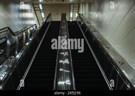 Eine Aufnahme einer modernen leeren Rolltreppe aus dem unteren Winkel Stockfoto