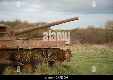 Ein verlassene rostende britische Panzerwrack aus dem Jahr FV4201 Chieftain in der Nachmittagssonne Stockfoto