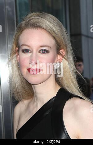 **DATEI FOTO** Theranos Gründer zu 11 Jahren Gefängnis verurteilt. NEW YORK, NY - 21. APRIL: Elizabeth Holmes bei der 2015 Time 100 Gala in der Frederick P. Rose Hall, Jazz im Lincoln Center am 21. April 2015 in New York City. Quelle: Diego Corredor/MediaPunch Stockfoto