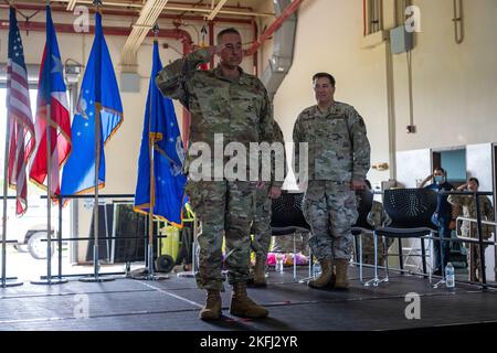 US Air Force Brig. General Paul Loiselle, der stellvertretende Adjutant der Luftwaffe der Puerto Rico Air National Guard, begrüßt die Luftwaffe während der FEIERLICHEN BEFEHLSWECHSELZEREMONIE DER PRANG ATAG auf der Muñiz Air National Guard Base, Carolina, Puerto Rico, am 17. September 2022. Die Befehlswechselzeremonie fand während der regelmäßig im September geplanten Übung statt. Stockfoto