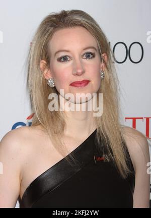 **DATEI FOTO** Theranos Gründer zu 11 Jahren Gefängnis verurteilt. Elizabeth Holmes nimmt an der jährlichen TIME 100 Gala 12. Teil, um die 100 einflussreichsten Menschen DER WELT von TIME am 21. April 2015 in der Frederick P. Rose Hall, der Heimat des Jazz im Lincoln Center in New York City, zu feiern. Foto: Henry McGee/MediaPunch Stockfoto