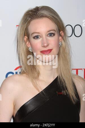 **DATEI FOTO** Theranos Gründer zu 11 Jahren Gefängnis verurteilt. Elizabeth Holmes nimmt an der jährlichen TIME 100 Gala 12. Teil, um die 100 einflussreichsten Menschen DER WELT von TIME am 21. April 2015 in der Frederick P. Rose Hall, der Heimat des Jazz im Lincoln Center in New York City, zu feiern. Foto: Henry McGee/MediaPunch Stockfoto