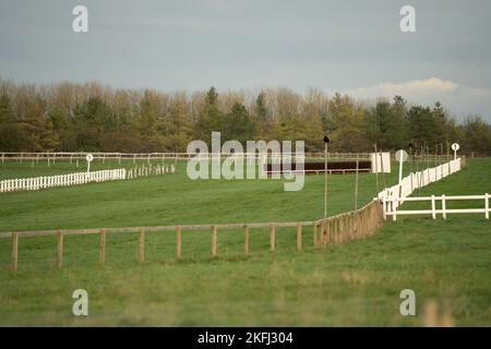 Springen und Fechten auf einer Pferderennbahn, Larkhill Wilts UK Stockfoto