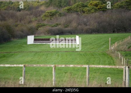 Springen und Fechten auf einer Pferderennbahn, Larkhill Wilts UK Stockfoto