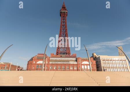 Blackpool Tower und Ballsaal mit der neuen Promenade Betontreppe im Vordergrund. Historisches rotes Backsteingebäude mit dem berühmten roten Turm. Stockfoto