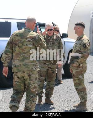 U.S. Army LT. General Patrick D. Frank, kommandierender General der U.S. Army Central, in Begleitung von Col. Scott P. Nichola, Kommandeur der 36. Combat Aviation Brigade „Task Force Mustang“, gibt Begrüßung an Chief Warrant Officer 5 Rick Dillenbeck, Kommandochef von Task Force Mustang, Während seines Besuchs in der Udairi Landing Zone im Camp Buehring, Kuwait, 17. September 2022. 36. CAB, mobilisiert als Task Force Mustang, wird zur Unterstützung der gemeinsamen Mission Joint Task Force – Operation Inhärent Resolve eingesetzt, um gemeinsam operierte Kräfte bei der dauerhaften Niederlage von Da’esh, dem Comm, zu beraten, zu unterstützen und zu ermöglichen Stockfoto