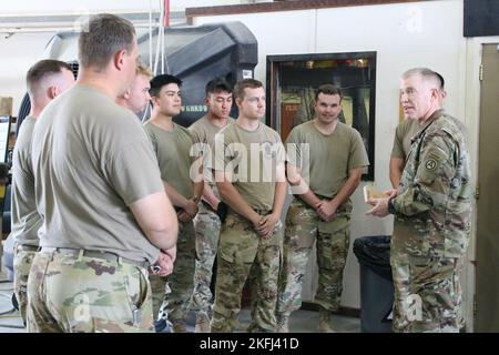 U.S. Army LT. General Patrick D. Frank, kommandierender General der U.S. Army Central (ganz rechts), trifft sich mit Soldaten des 449. Aviation Support Bataillons, „Task Force Dark Horse“ Und 2. Bataillon, 149. Aviation Brigade, General Support Aviation Bataillon, 'Task Force Roosevelt', zugewiesen an die 36. Combat Aviation Brigade, 36. Infantry Division, während eines Besuchs in einer Flugzeuginstandhaltungsanlage im Lager Buehring, Kuwait, 17. September 2022. 36. CAB, mobilisiert als Task Force Mustang, wird zur Unterstützung der gemeinsamen Mission Joint Task Force – Operation Inhärent Resolve eingesetzt, um zu beraten, zu unterstützen und Stockfoto