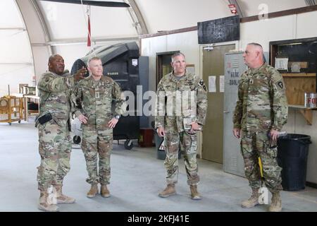 General Patrick D. Frank, Kommandeur der US Army Central (zweiter von links), wird von Command Sgt begleitet. Maj. Ron L. Hill, Kommandofeldwebel Major des Bataillons 2., 149. Aviation Regiment, General Support Aviation Bataillon, zugewiesen als 'Task Force Roosevelt' zur Task Force der 36. Combat Aviation Brigade, 36. Infantry Division, zusammen mit 1.. Sgt. Jeffrey P. Bragg, erster Sergeant der Delta Company, Task Force Roosevelt (zweiter von rechts) und 1.. Sgt. Robert G. Calogero, erster Sergeant der Foxtrot Company, Task Force Roosevelt, in einer Flugzeuginstandhaltungsanlage auf ca. Stockfoto