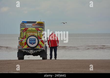 RNLI Coastguard Land Rover am Strand mit Blick auf das Meer. Aufgenommen auf der Blackpool Airshow Lancashire, UK, am 10. August 2014 Stockfoto