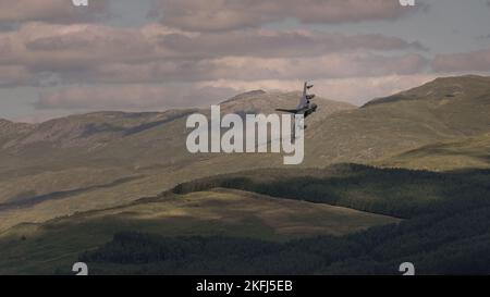 Militärflugzeug, das im Niedrigflugsystem des Vereinigten Königreichs durch den Mach-Loop, Machynlleth, Wales, Vereinigtes Königreich, fliegt. Stockfoto