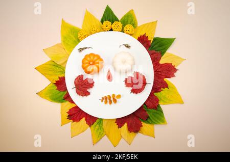 El Dia de Muertos - Rundetikett mit verschiedenen Herbstblättern. Herbst runder Rahmen - Kranz aus trockenen farbigen Blättern Stockfoto