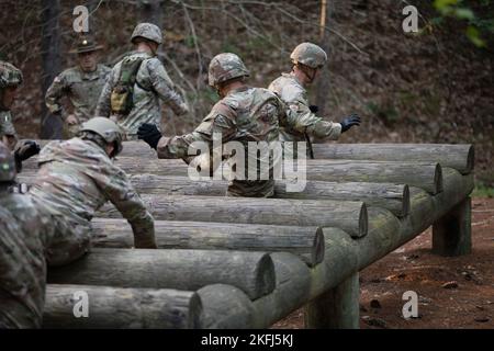 Personal Sgt. Jacob Kelly, Mitglied des 157. Security Forces Squadron, tritt im Edward Cross Training Center in Pembroke, New Hampshire, am 17. September 2022 in der Hindernisparcours-Komponente der Ranger-Bewertung der New Hampshire Army National Guard an. Kelly war einer von drei Airmen, die zusammen mit Soldaten der NHARNG teilnahmen und wurde ausgewählt, am Ranger Training Assessment Kurs in Fort Benning, Georgia, teilzunehmen, nachdem er in der NHARNG Ranger Assessment unter den drei besten Teilnehmern war. Stockfoto