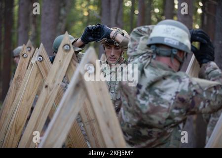 Personal Sgt. Jacob Kelly, Mitglied des 157. Security Forces Squadron, tritt im Edward Cross Training Center in Pembroke, New Hampshire, am 17. September 2022 in der Hindernisparcours-Komponente der Ranger-Bewertung der New Hampshire Army National Guard an. Kelly war einer von drei Airmen, die zusammen mit Soldaten der NHARNG teilnahmen und wurde ausgewählt, am Ranger Training Assessment Kurs in Fort Benning, Georgia, teilzunehmen, nachdem er in der NHARNG Ranger Assessment unter den drei besten Teilnehmern war. Stockfoto